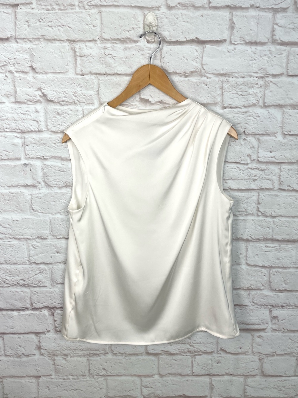 Donna Karan Sleeveless Draped Mockneck White Satin White Cream Blouse Size M - Picture 2 of 8